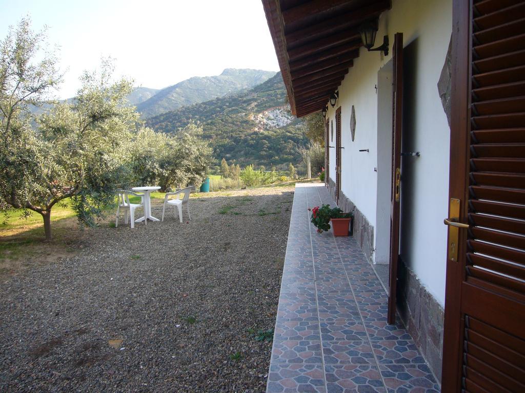 Su Trabi B&B Fluminimaggiore Szoba fotó